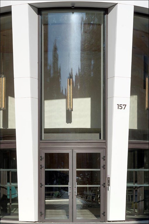 La façade de l’immeuble de bureau à Neuilly (France) a été recouverte de<br class='autobr' />
800 panneaux en Corian<sup>®</sup> Solid Surface dans le coloris Glacier White